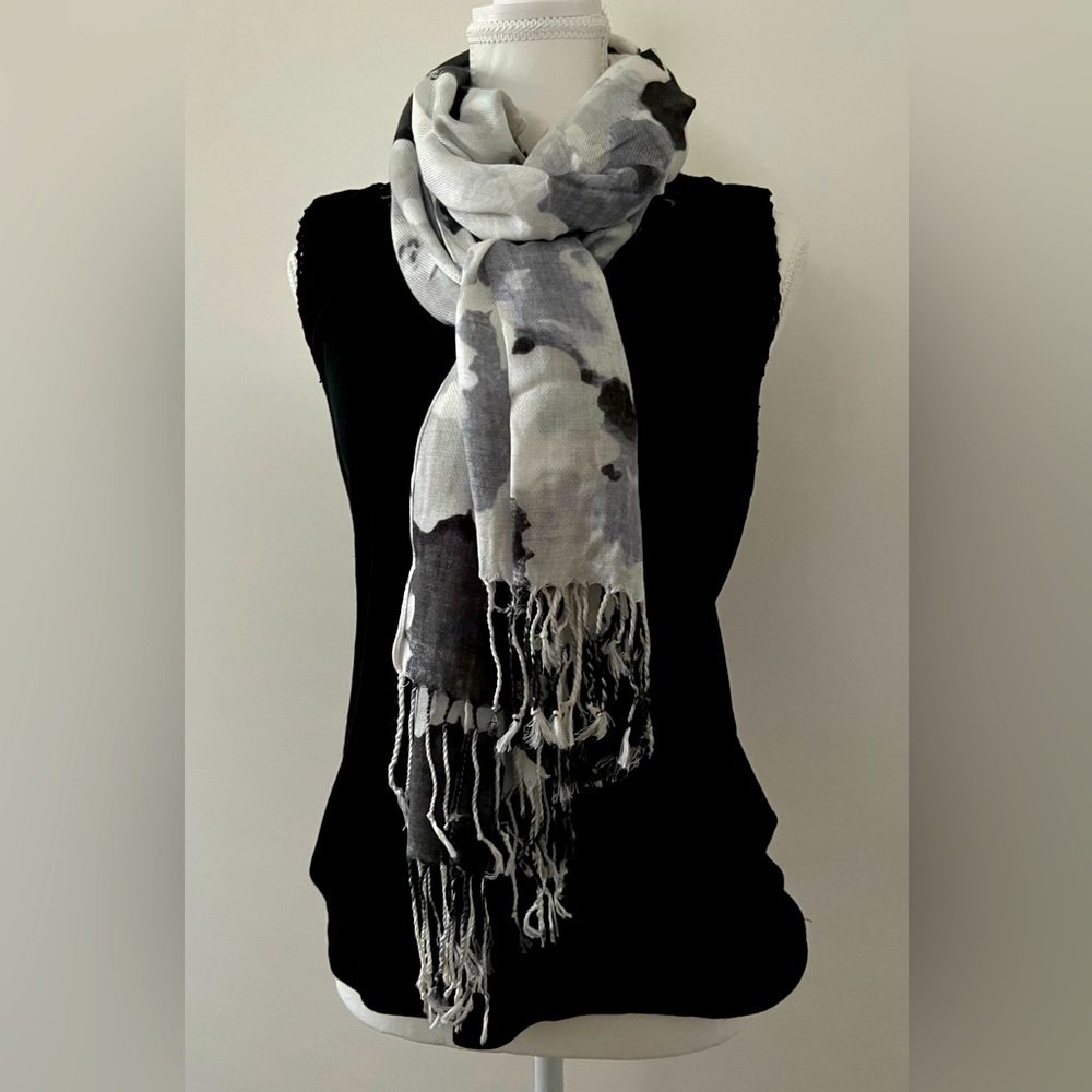 NWOT Liz Claiborne Black Gray White Fringe Scarf